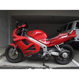 Как заменить передние тормозные колодки на Honda VFR 750 1994 года